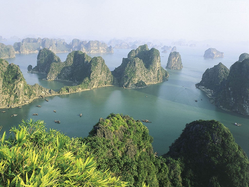 Ha Long Bay “descending dragon bay,” Vietnam - Beautiful places. Best ...